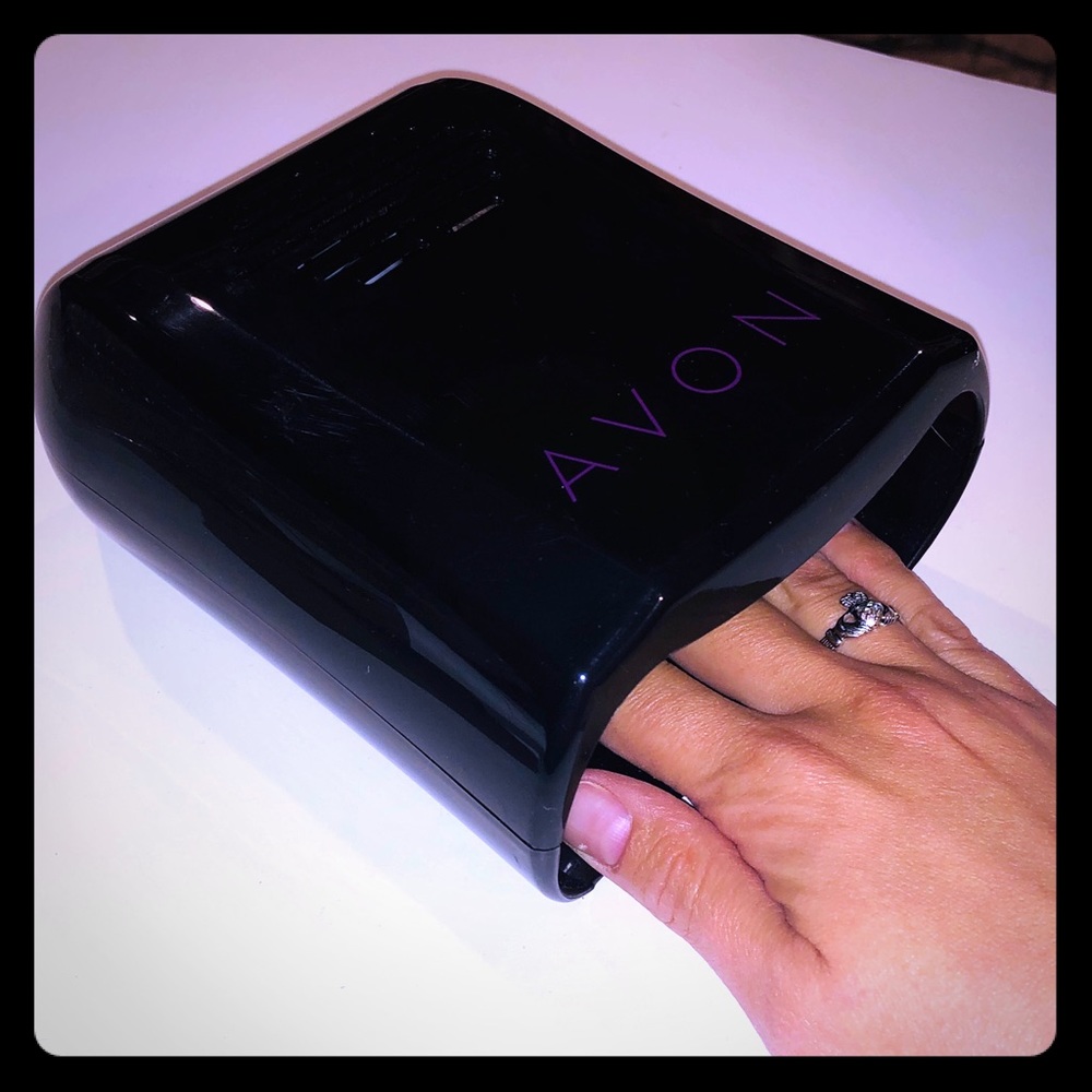 Battery-operated fingernail dryer